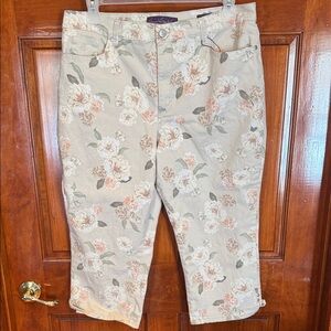 Gloria Vanderbilt Beige Floral Cropped Jeans